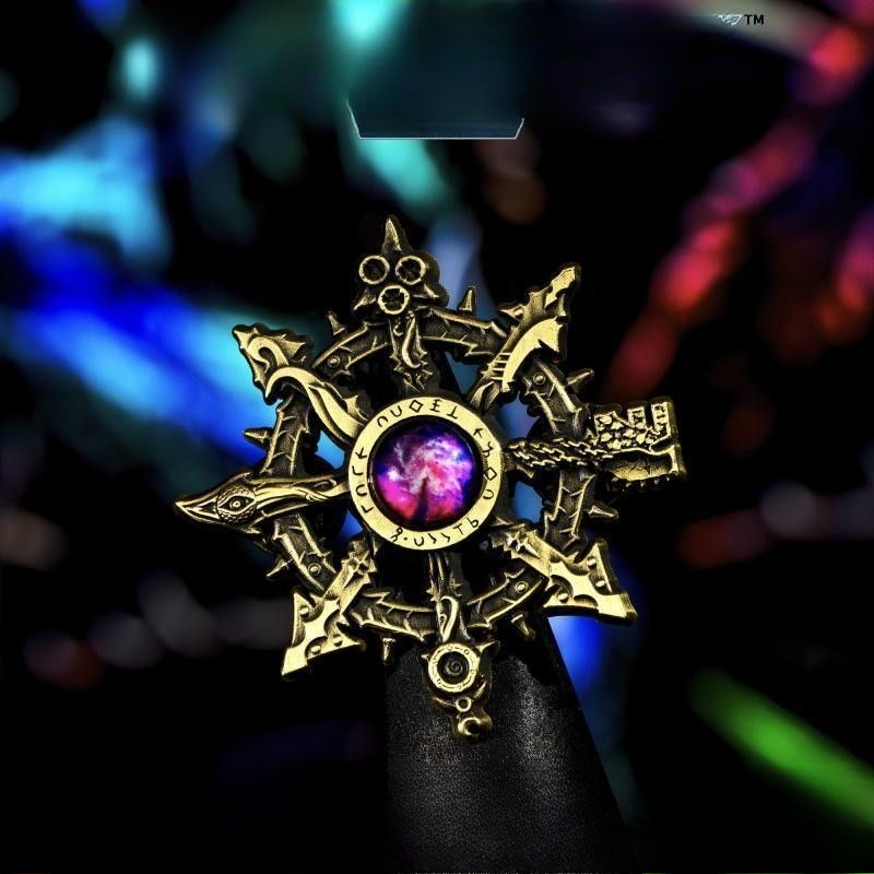 Vintage Collectible Clothing - Broche de Metal Gótico Vintage com